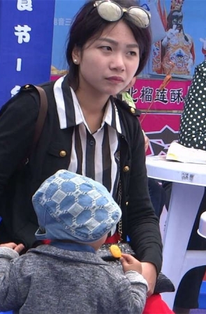 红色裤子高跟裸足美女气质好看