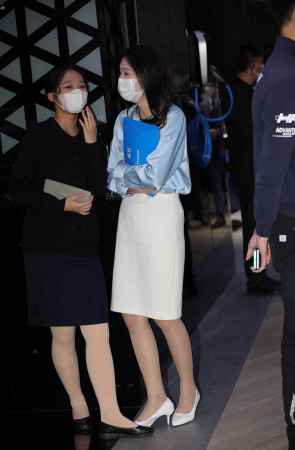 【街拍心灵】宝马销 售顾问肉丝制服街拍高跟