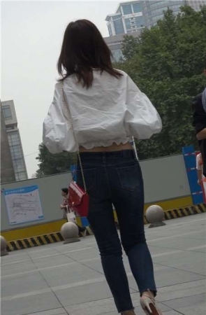 4K – 紧身蓝牛白衬衫街拍性感高跟鞋气质美女姐姐[0.98 GB]