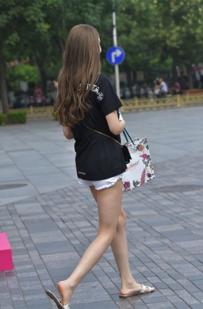 超短热裤美女原版图集