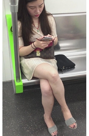 轻轨上妇质很好的年轻少妇[148M/MP4]