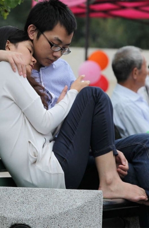 No286 长椅上的小鸟依人