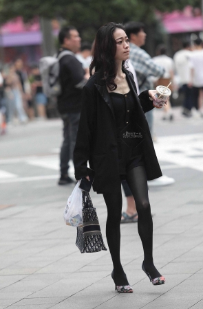 诱惑街拍黑丝高跟少妇