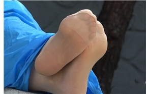 4k-凉亭休息的肉丝美足