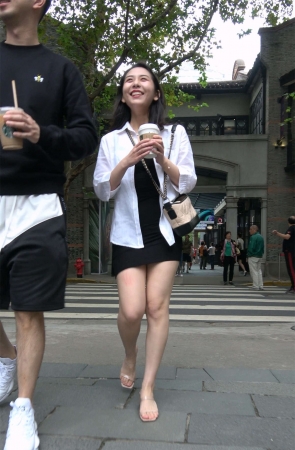 短裙白衬衫美女姐姐