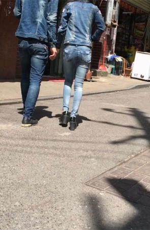 紧身蓝牛妹子好身材