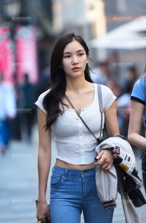 逛街中的牛仔妹