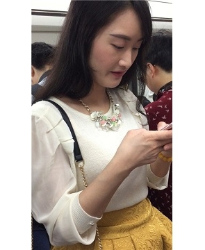 地铁拍摄性感连衣裙丰满妹子