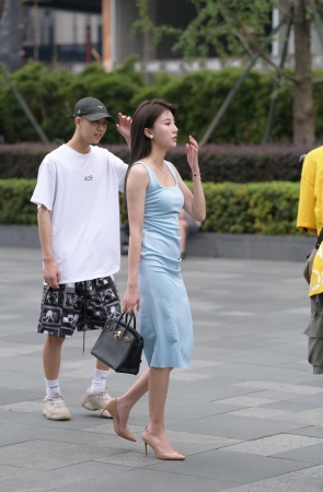 蓝色包臀长裙小姐姐