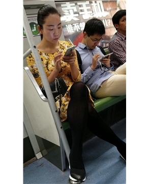 地铁上素颜的丝袜美眉 [957 MB/mp4]