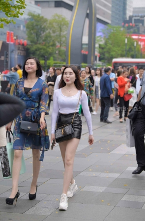 皮短裙街拍美女身材劲爆