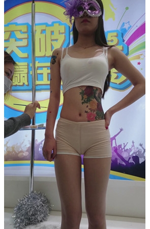 人体彩绘戴面具的小姐姐