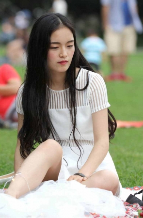 一流颜值的白裙美女