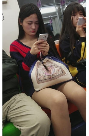 玩手机的肉丝小姐姐[593M/MP4]