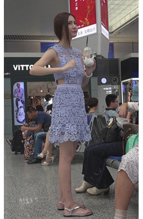 喝奶茶的气质美女