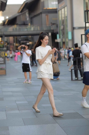 肤白貌美小姐姐