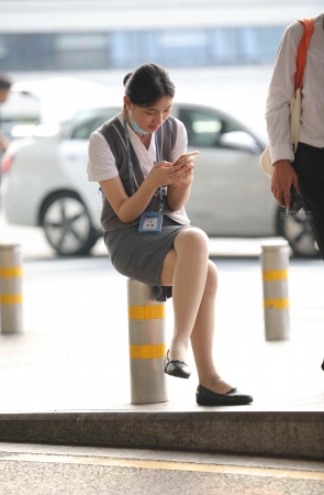 【街拍心灵】候机楼地勤街拍肉丝制服美腿下班