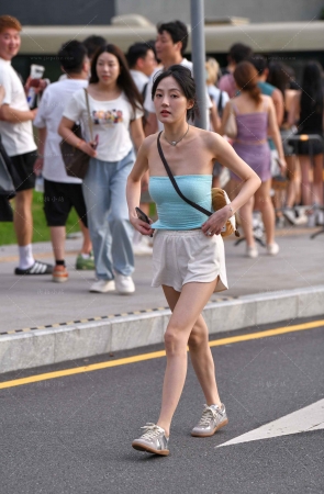 抓拍小清新抹胸衣妹纸