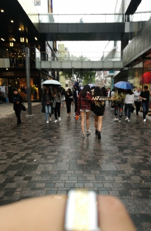 秋雨中的热裤小姐妹