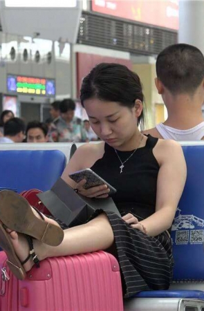 4K – 把脚放行李箱上的妹子 [2.64 GB/MP4]