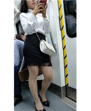 刚下班的女白领 [762 MB/mp4]