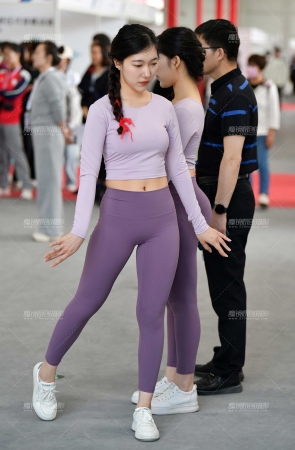 双姊妹紧身美女