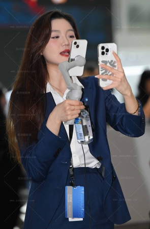 241115-19=88√大长腿，黑丝职工装 12P