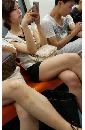 漂亮的裸腿小姐姐[614M/MP4]