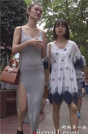 4k-跟闺蜜逛街的纯棉贴身长裙高挑大美女 [1.70 GB]