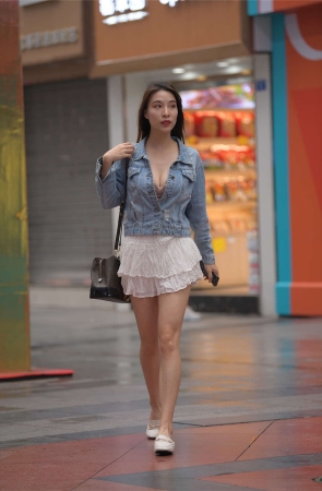 一始街拍作品 – 白色短裙美女