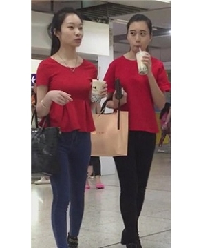 身材超棒的紧身蓝色牛仔裤红衣姐妹花 [323 MB]