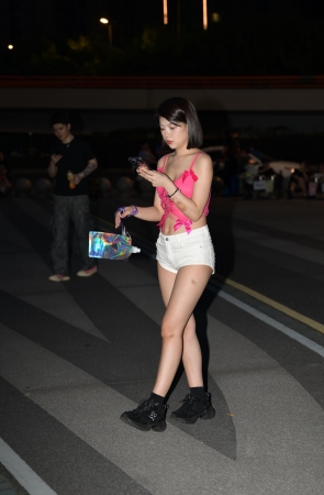 性感小背心热裤美女