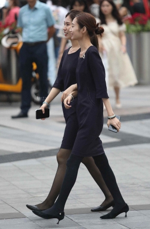 街拍黑丝高跟OL