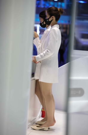 车展前台后面的礼仪肉 丝脱鞋休息