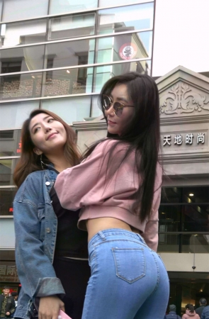 超性感翘臀紧身牛仔美女姐姐