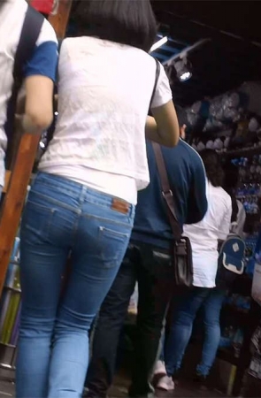 近拍白色超短裤美眉