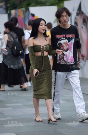 街拍性感身材奔放美女