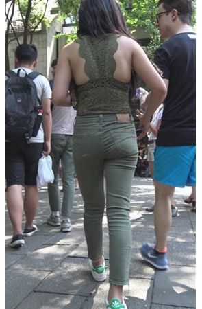 丰满低胸美女[1.73G/MP4]