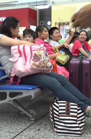 少妇长相端庄，温柔贤惠，我就直接站在她面前往下拍她的脚