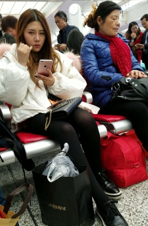 车站白色外套黑色丝袜长腿紧绷包臀裙长发妹子