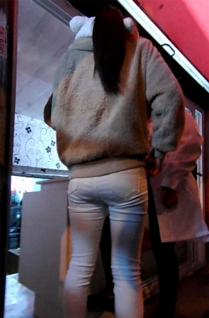 超紧身白裤丰臀美女