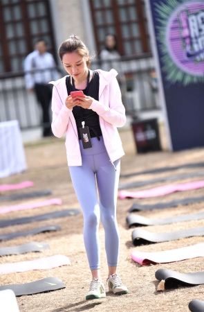 咔喳街拍作品 – 粉衣兰裤