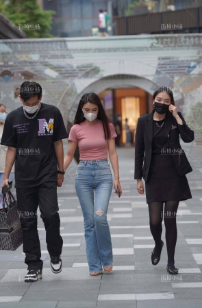 街拍长腿牛仔御姐