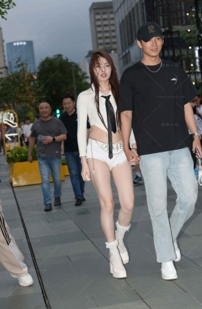 大长腿白热裤眼镜妹