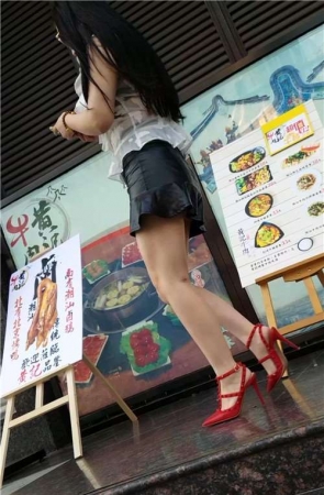 性感身材，短裙，红色高跟美女