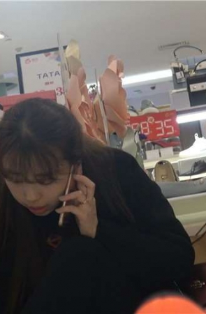 4k-黑色外套运动鞋街拍美女试米色高跟鞋