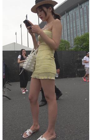 一字抹胸连体裙美女