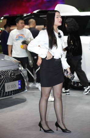 【街拍心灵】汽车主播黑丝高跟制服街拍美腿