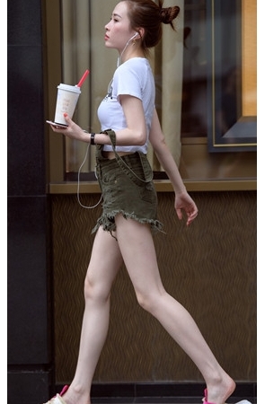 听歌的长腿牛仔热裤美女(30P)[125M/JPG]