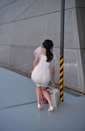 好身材白裙美女第二个版本